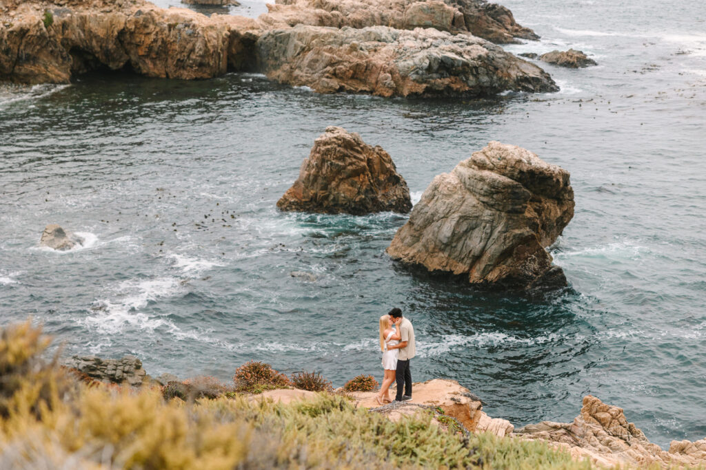 Big Sur photographer captures a couple kissing with stunning ocean views